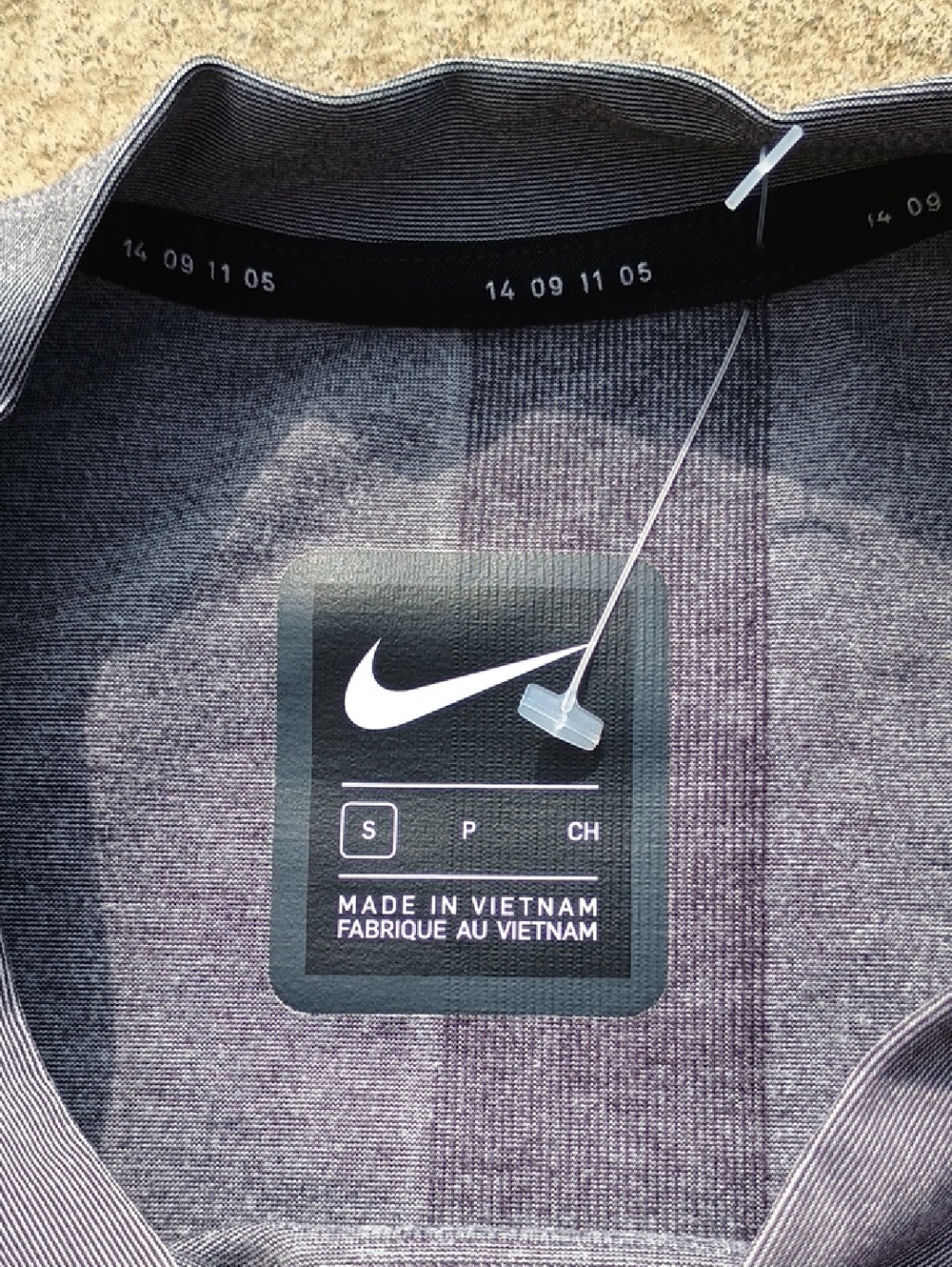 Nike Black & Gray Long-Sleeve Cropped Athletic Top Size Small Like New - Picture 6 of 7